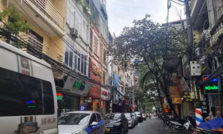 Phố Nguyễn Tuân ùn tắc cả vào buổi trưa