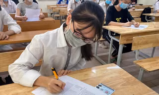 Học sinh đeo khẩu trang dự kỳ thi tốt nghiệp THPT 2020