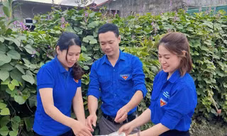 Cô Phạm Thị Thuyết (bên phải) là một Bí thư Đoàn trường gương mẫu năng nổ trong các hoạt động, phong trào của Đoàn - Hội