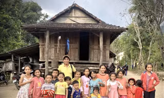 TS Nguyễn Đăng Vũ trong một chuyến điền dã với trẻ em đồng bào dân tộc Ca dong (Ảnh tác giả cung cấp) 