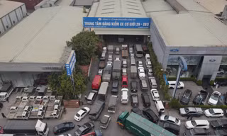 Trung tâm đăng kiểm sẽ bớt cảnh ô tô xếp hàng dài chờ đợi khi thông tư 16 sửa đổi được thông qua Ảnh: Trọng Tài