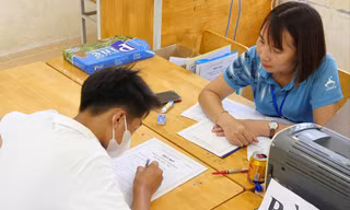 Trường THPT tư vấn học sinh chọn tổ hợp từ đầu năm học ảnh: Hoàng Mạnh Thắng