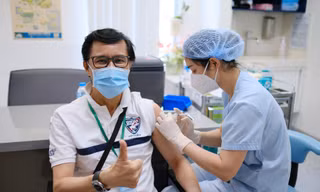 Công dân Pháp phấn khởi được tiêm vắc-xin phòng COVID-19 ở TPHCM. Ảnh: FV