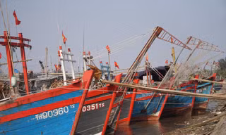 Xăng dầu giá cao, thiếu lao động khiến nhiều tàu, thuyền nằm bờ 