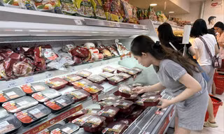 Người tiêu dùng lựa chọn thịt mát trong siêu thị ẢNH: LƯU TRINH