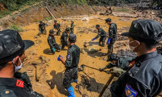 Cán bộ, chiến sĩ Trung đoàn Cảnh sát cơ động Thủ đô tìm kiếm cứu nạn tại Nậm Tông. Ảnh: PV