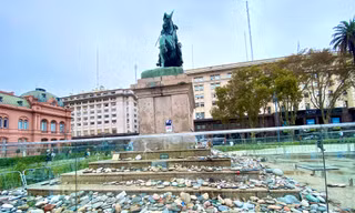 Những viên đá ghi tên nạn nhân chết vì COVID ở Argentina để dưới chân tượng người anh hùng dân tộc Jose de san Martin Ảnh: Lê Xuân Sơn