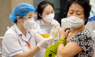 Bộ Y tế khuyến cáo bảo vệ người cao tuổi bằng vắc xin phòng COVID-19 Ảnh: Hoàng Mạnh Thắng