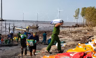 Công an, bộ đội vác bao cát 'vá' đê Biển Đông bị sạt lở