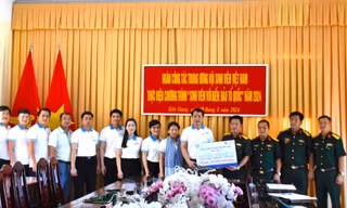 Bí thư T.Ư Đoàn Ngô Văn Cương thăm, tặng quà cán bộ, chiến sĩ tại xã đảo Thổ Châu