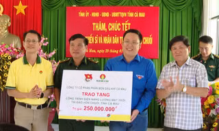 Tuổi trẻ Cà Mau mang điện mặt trời tới đảo Hòn Chuối