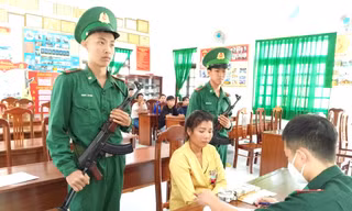 Vợ gửi ma túy ra tàu cá cho chồng sử dụng