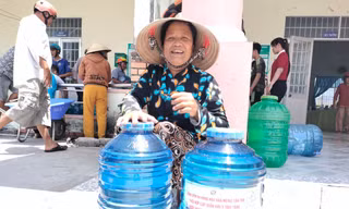 Quân khu 9 chở nước đến người dân vùng hạn, mặn Cà Mau