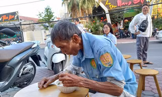 Tiệm mì 1.000 đồng cho người nghèo giữa lòng TP. Cà Mau