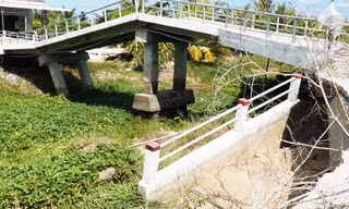 Cà Mau: Cầu nghiêng ngả, đường tiền tỷ sụt xuống sông vì khô hạn