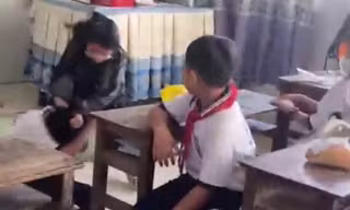 Bạc Liêu: Xôn xao clip 2 học sinh đánh bạn tại lớp