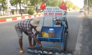 Những người thầm lặng hút đinh trên đường