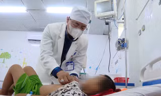 4 trẻ em ăn phải mì tôm có trộn thuốc diệt chuột