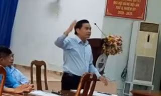 Đình chỉ giám đốc taxi điện Cà Mau đập bàn, phát ngôn không chuẩn mực với tài xế