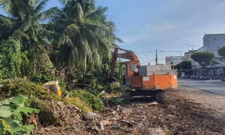 Tháo dỡ nốt ngôi nhà án ngữ đường vào trung tâm Bạc Liêu gần 20 năm
