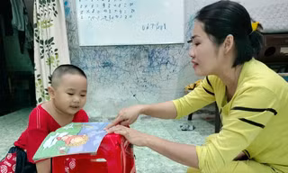 Bé trai 37 tháng tuổi biết tính nhẩm và đọc, viết rành tiếng Việt lẫn tiếng Anh