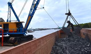 Nạo vét cửa biển Cà Mau có tận thu cát