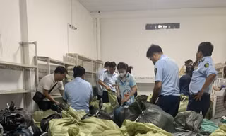 Kiểm tra đột xuất hộ chuyên livestream, tạm giữ 10 tấn hàng trị giá hơn 1 tỷ