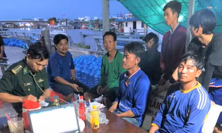 Cứu 7 thuyền viên gặp nạn trên biển, tìm kiếm 1 người mất tích