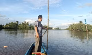 Người đàn ông tử vong sau vụ va chạm giữa thuyền máy và sà lan chở cát