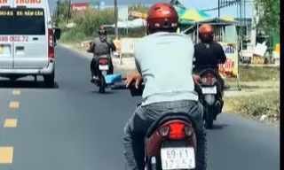 Xác minh clip người đàn ông bắt chéo tay chạy xe máy trên Quốc lộ 1