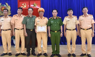 Hành động đẹp của 2 thiếu tá công an Bạc Liêu