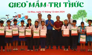 Trao 180 suất học bổng cho học sinh khó khăn ở xứ rừng U Minh Hạ 
