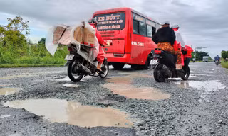 Tuyến quốc lộ 1 qua Cà Mau 'thủng lỗ' sau mưa lớn kéo dài