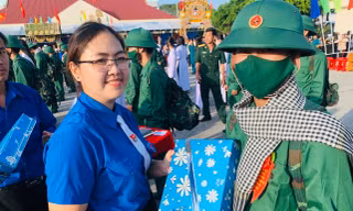 Cà Mau có 4 nữ tân binh, 8 tân binh là đảng viên lên đường nhập ngũ