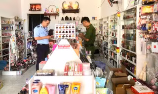 Đột kích kho mỹ phẩm 'khủng' chuyên bán online ở Cà Mau