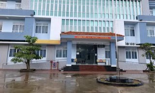Chủ tịch xã gửi đơn nghỉ việc qua bưu điện được cho nghỉ việc