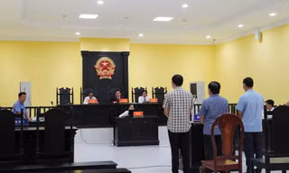 Giám đốc doanh nghiệp câu kết với cán bộ làm giả hồ sơ cải tạo xe 
