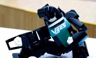 Robot Nhật Bản chơi đàn, đá bóng
