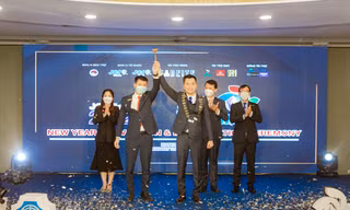 Tân Chủ tịch JCI Việt Nam Vũ Tuấn Anh (bên phải) tại nghi lễ chuyển giao vị trí Chủ tịch.