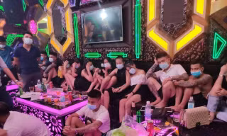 Nhóm nam, nữ tại quán karaoke. Ảnh: N.L
