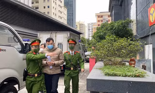 Bị cáo được dẫn giải đến toà. Ảnh: N.C