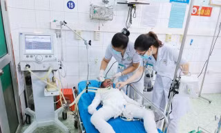 Cháu bé 7 tuổi điều trị tại bệnh viện.