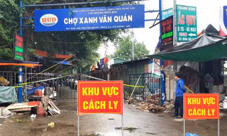 Lực lượng chức năng tạm thời phong toả chợ Xanh, Văn Quán. Ảnh: Đ.H