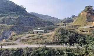 Hiện trạng đất đai đã được Công ty TNHH Xây dựng Thương mại Lilama tận thu quặng apatit trái phép. Ảnh: ND