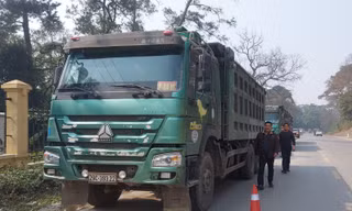 Xử phạt 6 tài xế cố thủ trên đoàn xe chở quá tải