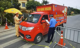 Lực lượng chức năng kiểm tra phương tiện tại chốt kiểm dịch. Ảnh: Mạnh Thắng.