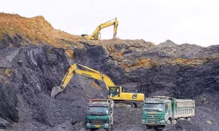 Phương tiện khai thác đất tại hiện trường. Ảnh: N.L