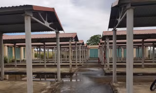 Khu chợ Gia Tiến được đầu tư 15 tỷ xây dựng từ năm 2015 rồi bỏ hoang. Ảnh: Đ.H
