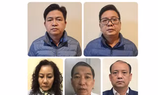 Các bị can từ trái sang phải: Nguyễn Vũ Bảo Hoàng; Nguyễn Ngọc Trường Chinh; Nguyễn Thị Bích Ngọc; Quan Minh Tuấn; Nguyễn Văn Lành. Ảnh: N.L