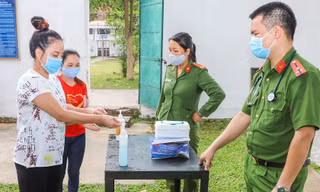 Hình ảnh người tạm giam, tạm giữ sát khuẩn ở Trại tạm giam Công an tỉnh Yên Bái. Ảnh: Đ.H
